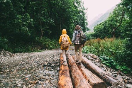 在森林里徒步旅行者