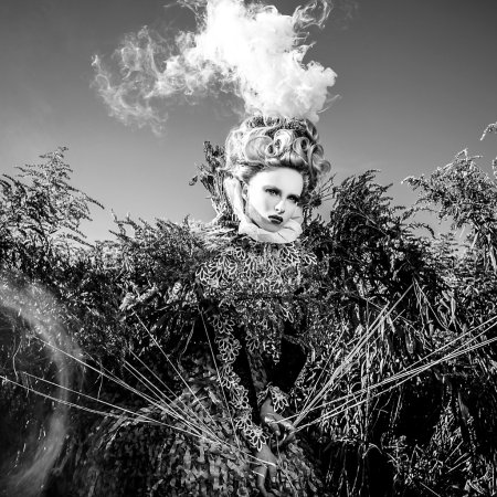 戏剧化的形象的感性的女孩,象征着自然.黑白艺术时尚户外写真