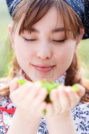 拣茶种植园的亚洲女孩