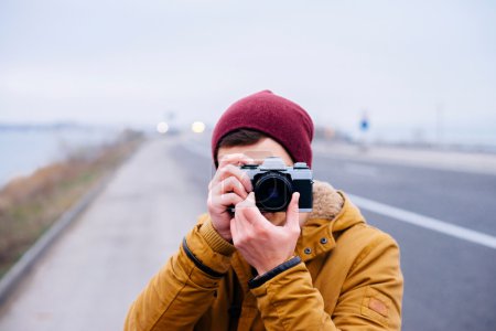 在高速公路上拍摄的人