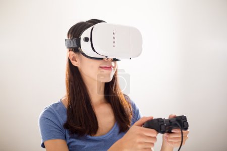 女人玩视频游戏与虚拟现实设备