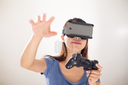 女人与虚拟现实设备