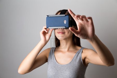 女人使用虚拟现实设备
