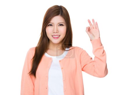 亚洲年轻女子在粉红色羊毛衫