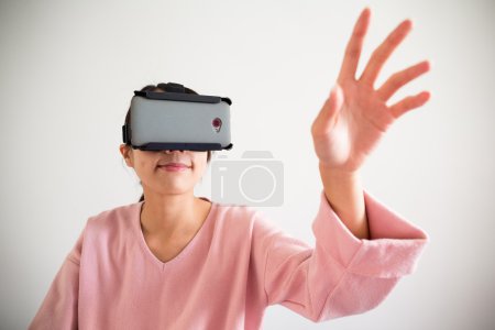 女人使用虚拟现实设备