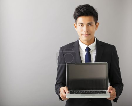 年轻人微笑商务人显示笔记本电脑