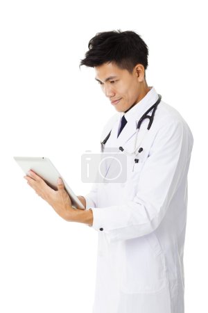亚洲年轻的医生看平板电脑