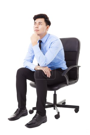 年轻的商人，在一张椅子上坐着和思考
