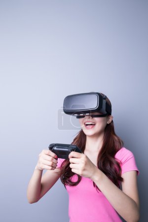 玩游戏与虚拟现实的女人