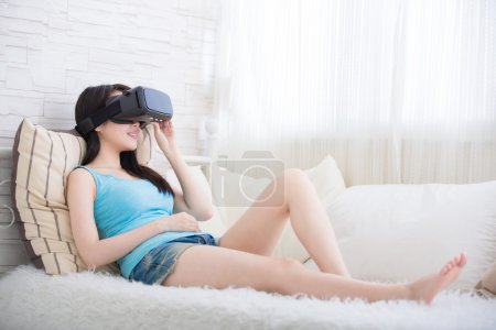 使用 Vr 耳机眼镜的女人