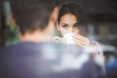年轻夫妇喝咖啡的第一次约会