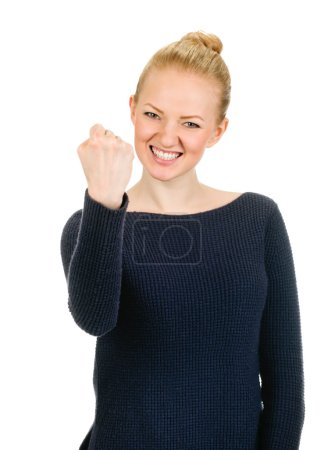 已退出的年轻女人,提高攥紧拳头的手臂