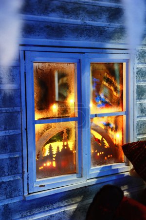 结霜的窗户与圣诞装饰品