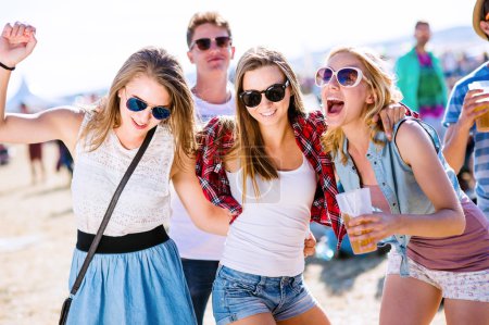 在夏季音乐节青少年群体