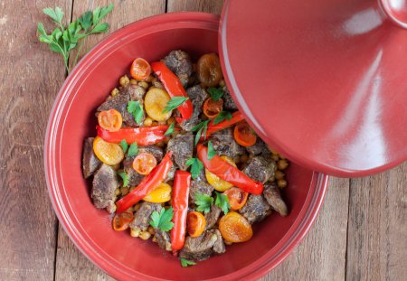 Tagine with beef, chickpeas, red peppers, apricots and tomatoes 