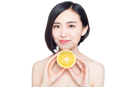 中国的女人在她手里的橘子