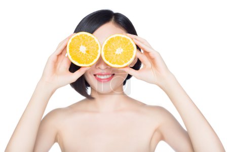 中国的女人在她手里的橘子