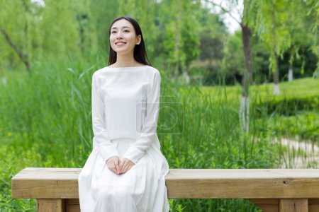 中国女孩穿着一件白色的裙子