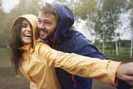 恩爱的夫妻，在雨中