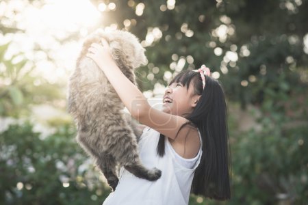 亚洲女孩抱着可爱的波斯猫