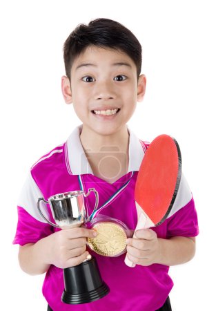 快乐的亚洲男孩肖像打乒乓球