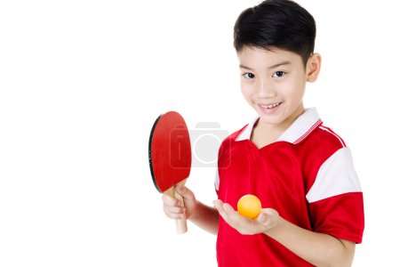 快乐的亚洲男孩肖像打乒乓球