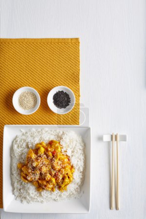 鸡肉和芝麻种子日本饭