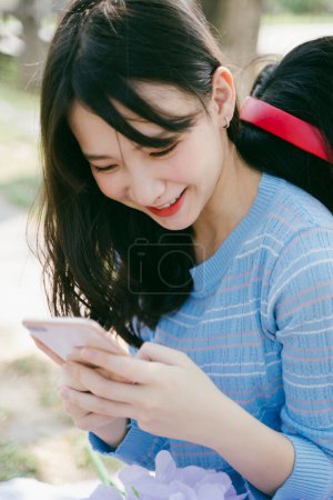 在阅读社交媒体账户上的评论时，可爱的女孩笑了.