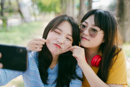 4.他们出去的时候，最要好的朋友也要自作主张.