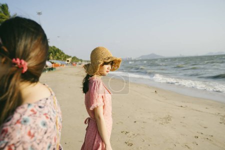 寂寞的女孩站在海边的海边.