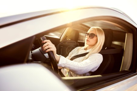 女人开车