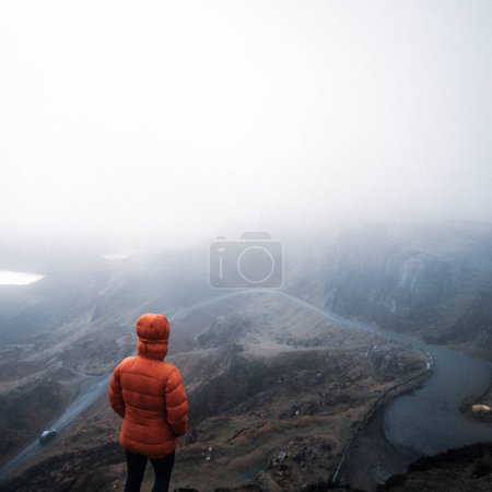 苏格兰Skye岛上Quiraing的妇女