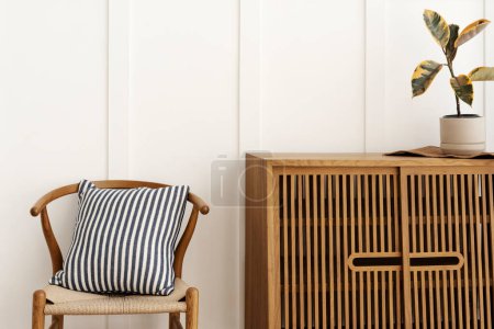 斯堪的纳维亚风格的餐具柜，有椅子