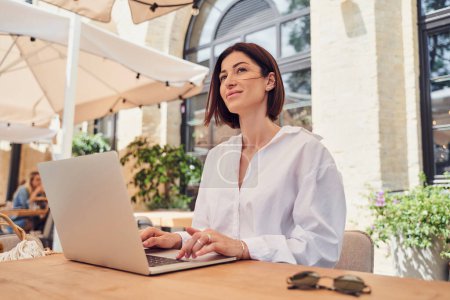 Pritty business woman working on laptop in restaurant