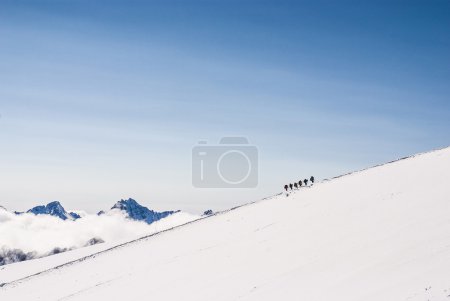 爬雪山顶上的登山者。梦线