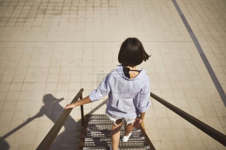 年轻女子走下楼梯