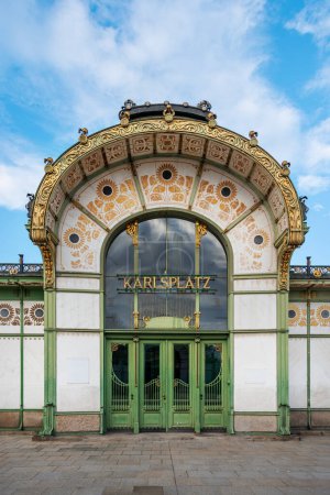维也纳Karlsplatz前轻轨车站接待楼入口