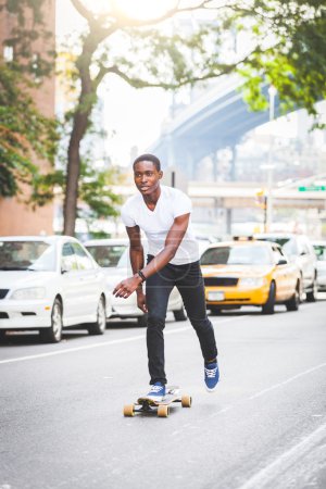 黑人男孩溜冰，退潮的路上