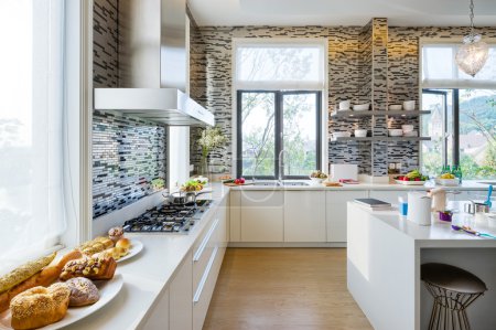 现代厨房的内部