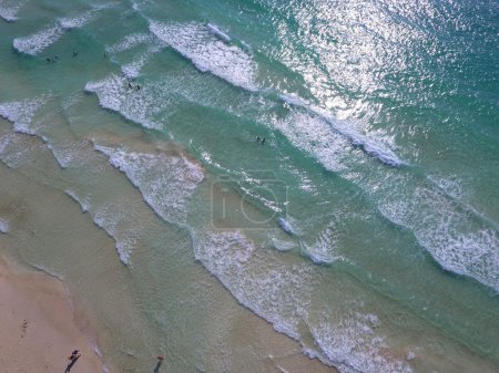 航空影像的海浪在岸边