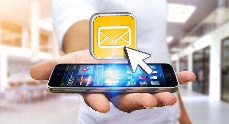 使用现代的移动电话发送消息的年轻男子