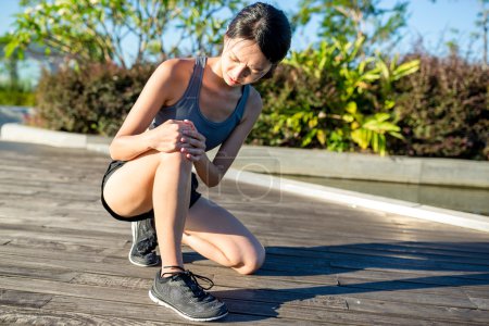 Woman with pain in knee joint 