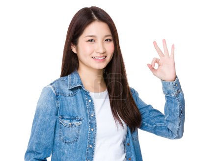 ok 的手势姿态的女人