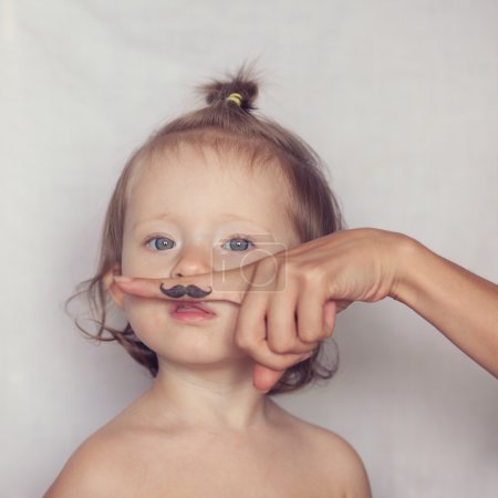 蹒跚学步与搞笑时髦胡子合影