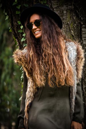 室外的秋季时尚女人