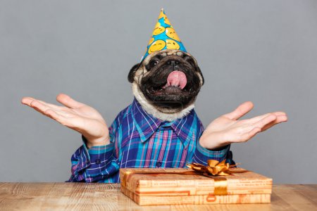 帕格狗头帽子持有 copyspace 的手掌上的男人