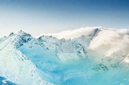 冬季风景与积雪覆盖的山脉