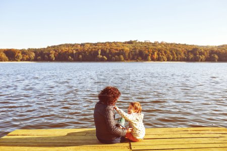 妈妈和儿子在湖边玩