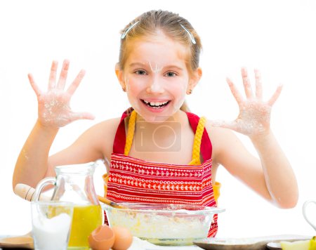 可爱的小女孩,在厨房和显示手上烤