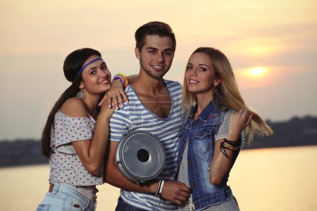 快乐笑朋友晚上大街上